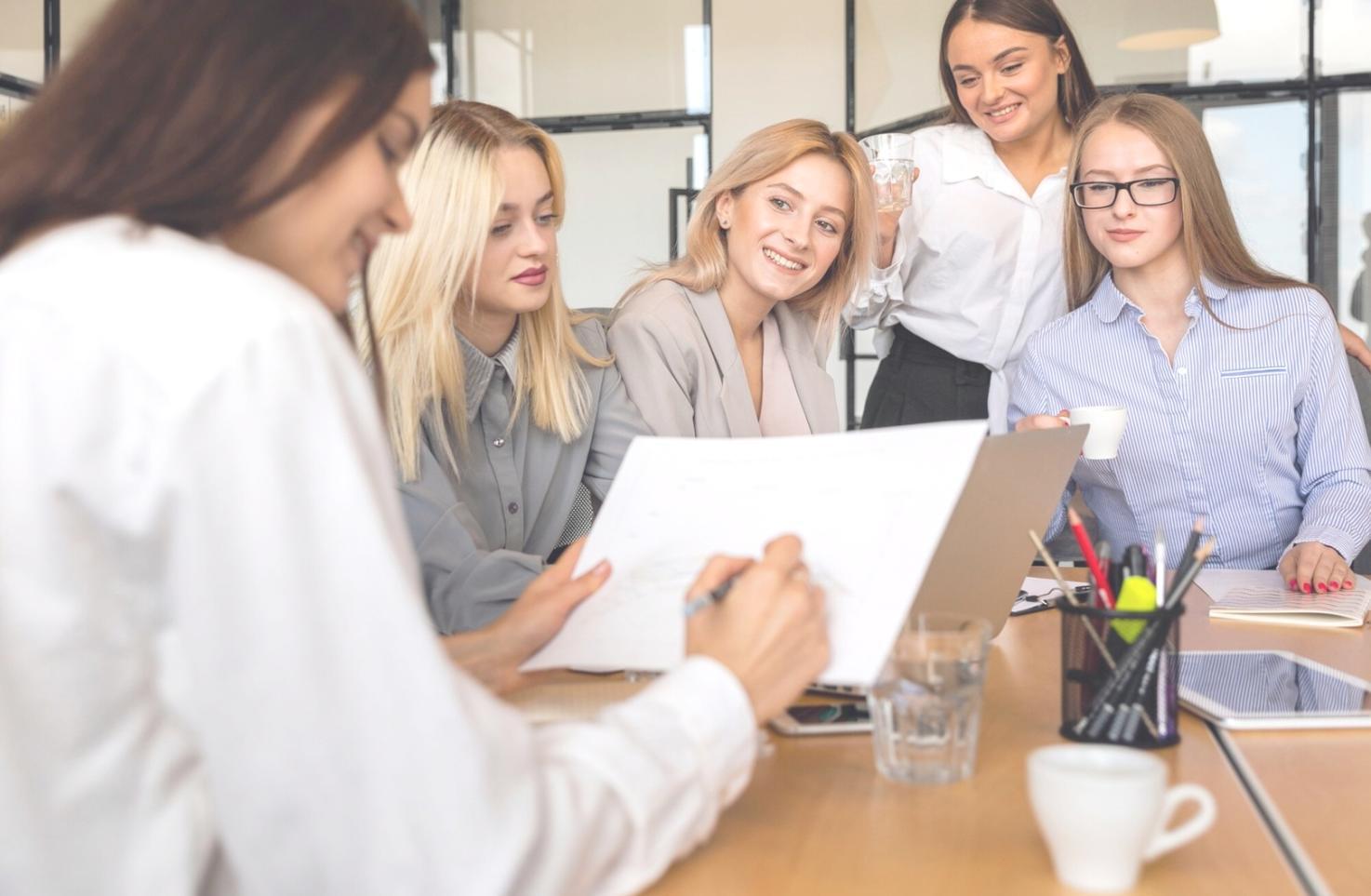 Moderne Seminarräume mit komfortabler Ausstattung für interaktive Finanzbildung